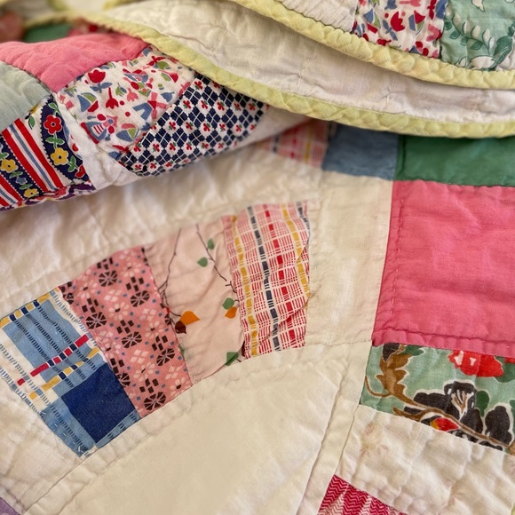 Vintage Handmade Double Wedding Ring Patchwork Quilt 84x64 Feedsack Fabrics - Picture 12 of 16